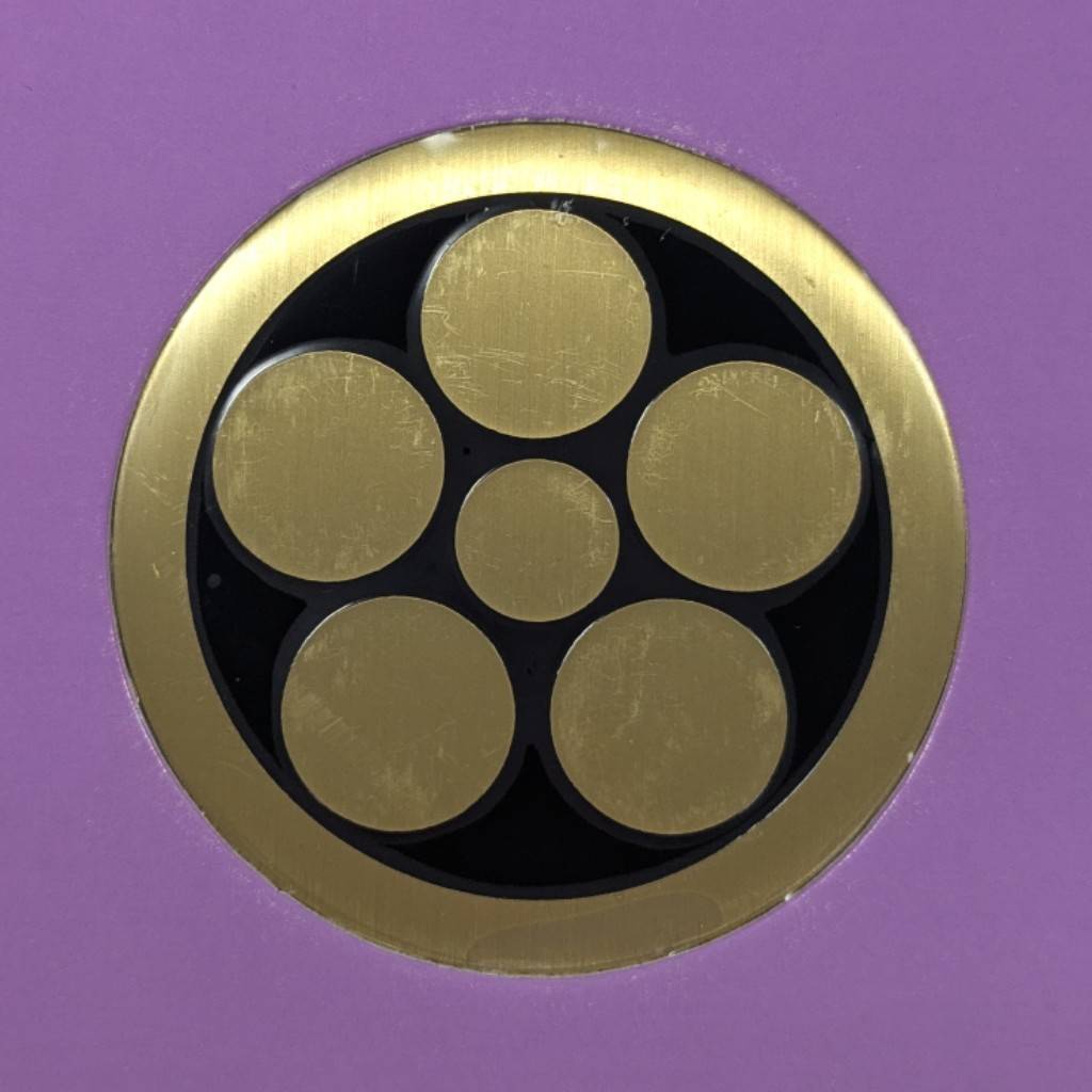 ①背景色：黒　柄部分：金