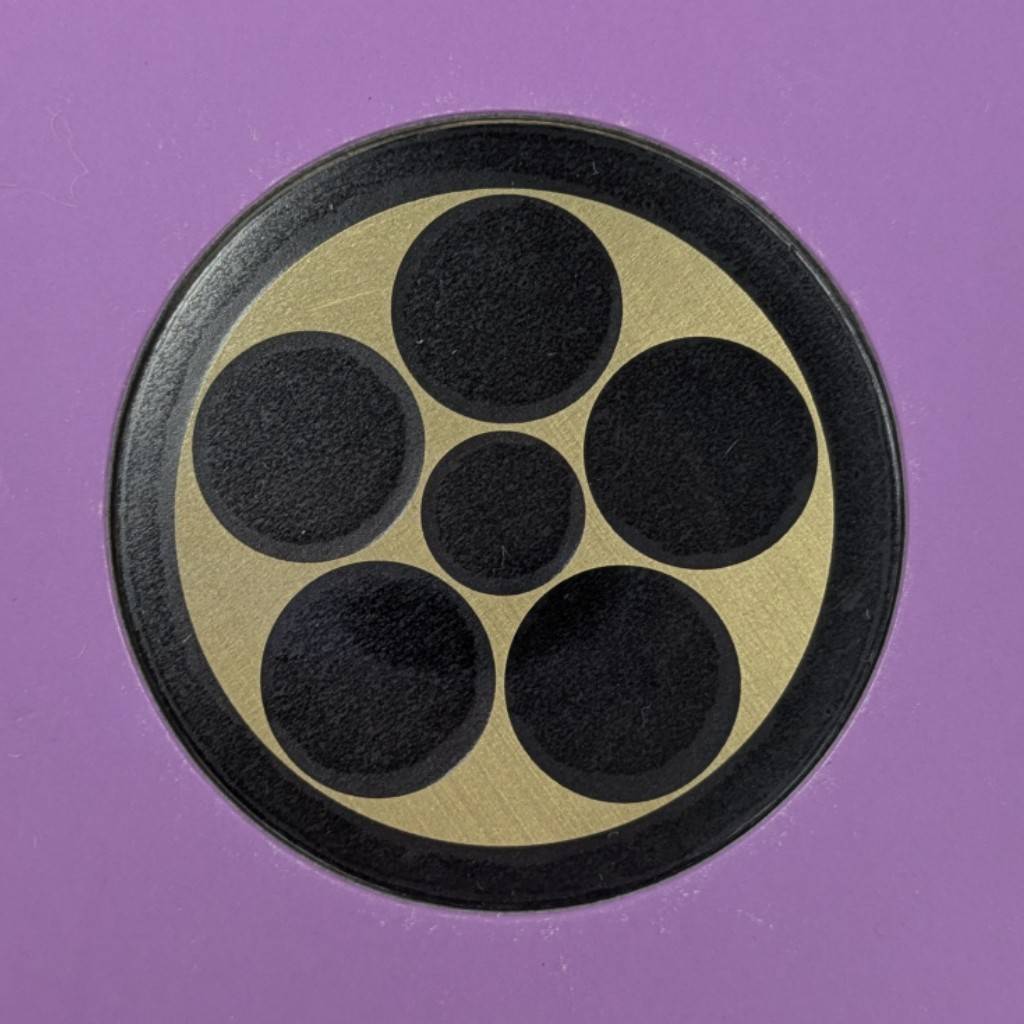 ②背景色：金　柄部分：黒